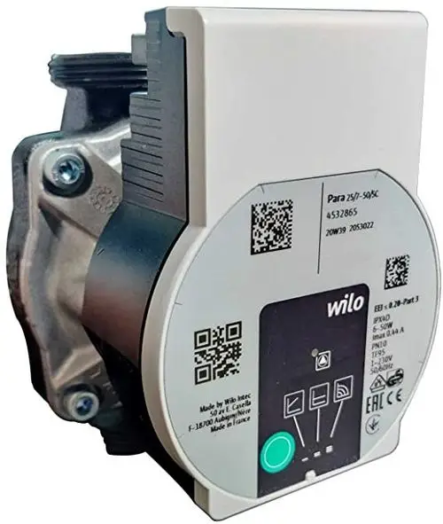 Hocheffizienzpumpe mit digitalem Steuerfeld, hergestellt von Wilo, für Heizungsanwendungen. Gehäuse aus Metall mit Anschluss für Rohrleitungen.